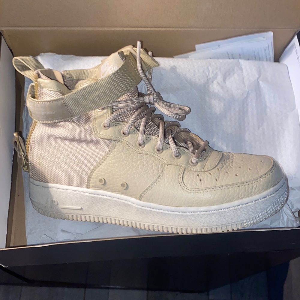 Nike AF1 Mid